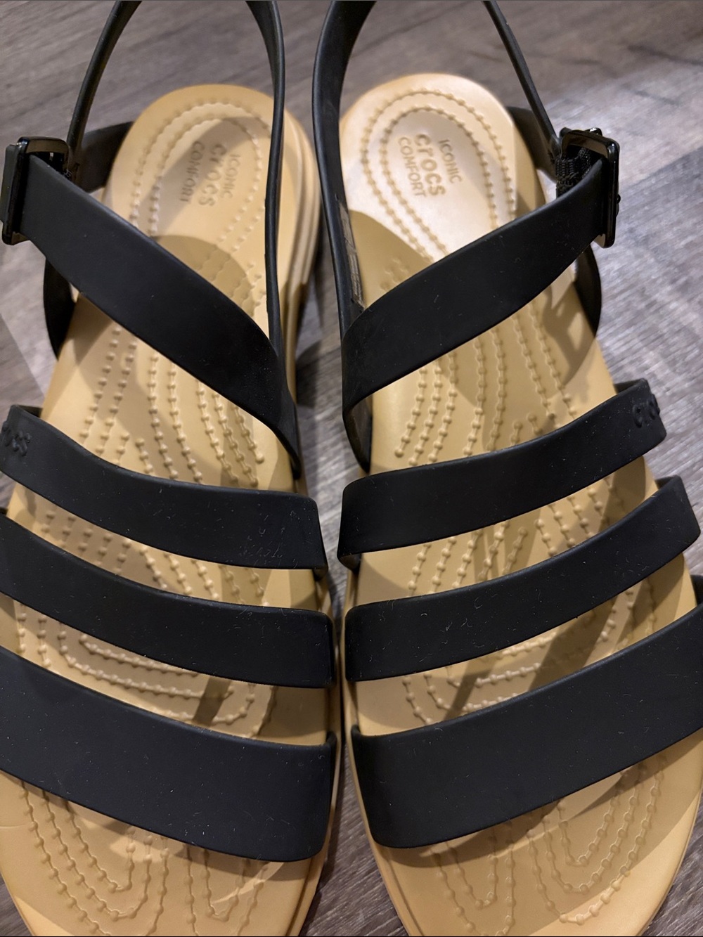 NWOT CROCS Women’s Black and Tan Strappy Slingback Sandal - Picture 3 of 7